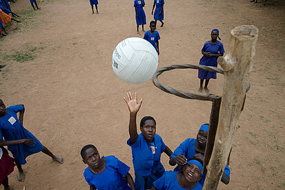 Mädchen in Uganda lieben es Netball zu spielen Netballspiel in Uganda