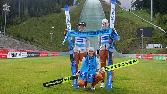 Die Damen-Skisprung-Nationalmannschaft unterstützt Plan International