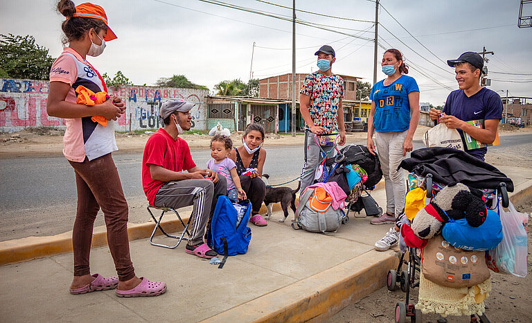 Eine Familie aus Venezuela erreicht Peru