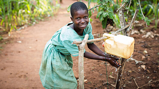 Gründliches Händewaschen mit Wasser und Seife ist eine der wichtigsten Maßnahmen zur Vorbeugung einer Corona-Infektion. © Plan International / Anne Ackermann / Bild stammt aus einem ähnlichen Plan-Projekt in Uganda. Gründliches Händewaschen mit Wasser und Seife ist eine der wichtigsten Maßnahmen zur Vorbeugung einer Corona-Infektion. © Plan International / Anne Ackermann / Bild stammt aus einem ähnlichen Plan-Projekt in Uganda.
