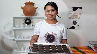 Clary präsentiert ihre Schokolade