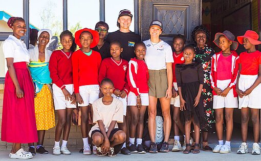 Gruppenfoto von Schülerinnen und Erwachsenen