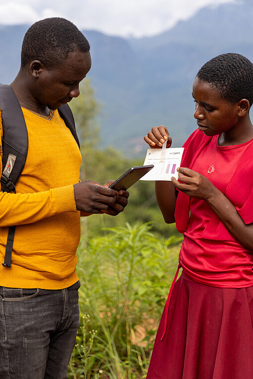 Mithilfe einer App erfassen Liness und Mitforschende den Phosphatwert in ihrer Gemeinde