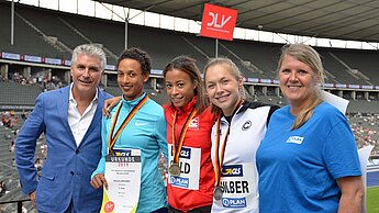 Medaillenübergabe durch Plan International an Malaika Mihambo, Tatjana Pinto und Gina Lückenkemper (v.l.)