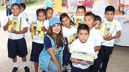 Wir setzen uns für die Bildung von Kindern ein. In Honduras zum Beispiel haben wir Mädchen und Jungen mit notwendigen Materialien für den Schulbesuch ausgestattet. Insgesamt wurden mehr als 34.000 Materialien verteilt.