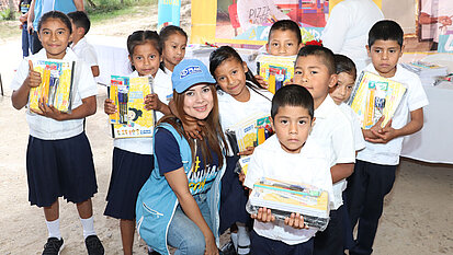 Wir setzen uns für die Bildung von Kindern ein. In Honduras zum Beispiel haben wir Mädchen und Jungen mit notwendigen Materialien für den Schulbesuch ausgestattet. Insgesamt wurden mehr als 34.000 Materialien verteilt. Wir setzen uns für die Bildung von Kindern ein. In Honduras zum Beispiel haben wir Mädchen und Jungen mit notwendigen Materialien für den Schulbesuch ausgestattet. Insgesamt wurden mehr als 34.000 Materialien verteilt.