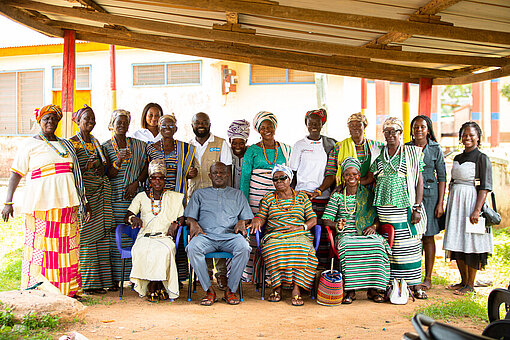 Christina und ihre Mitköniginnen stehen mit Plan-Mitarbeitenden in ihrer Gemeinde