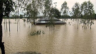 Wirbelstürme sorgen entlang der Küsten von Bangladesch immer wieder für Überschwemmungen, wie hier 2015 auf der Sankt-Martin-Insel. © Plan International