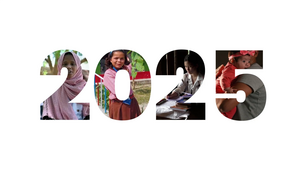 Auf weißem Hintergrund steht die Jahreszahl 2025. Die Zahl besteht aus vielen kleinen Fotos von Kindern verschiedenen Alters.