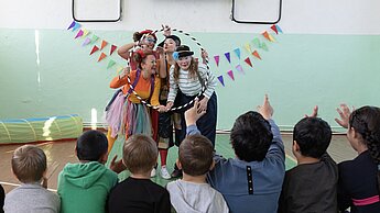 Clowns unterhalten eine Gruppe Kinder