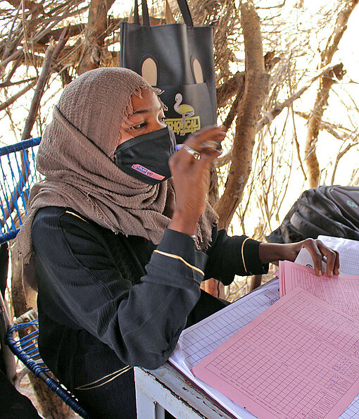 Plan-Ernährungsassistentin Rayha Habib Ibrahim dokumentiert die Ernährungssituation der Kinder im Bundesstaat Kassala plan-ernaehrungs-assistentin-rayha-in-sudan