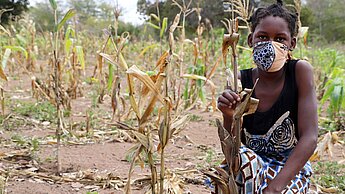 Dürren bedrohen immer mehr Familien im südlichen Afrika, wie dieses Mädchen in Mozambique. ©Plan International Dürren bedrohen immer mehr Familien im südlichen Afrika, wie dieses Mädchen in Mozambique. ©Plan International