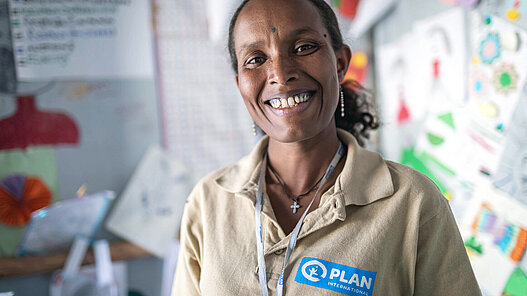 Eine Plan Mitarbeiterin bietet psychosoziale Unterstützung für Kinder.