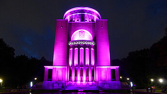 Pink angestrahltes Planetarium