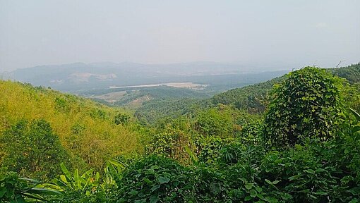 Grüne Berglandschaft in der Provinz Bokeo, einer Nachbarprovinz im Nordwesten von Oudomxay Grüne Berglandschaft unter bewölktem Himmel