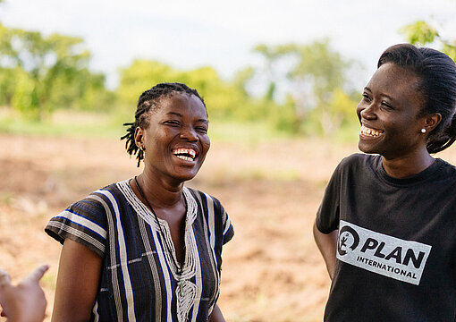 Christiana (links) ist Kürbisfarmerin im Norden von Ghana