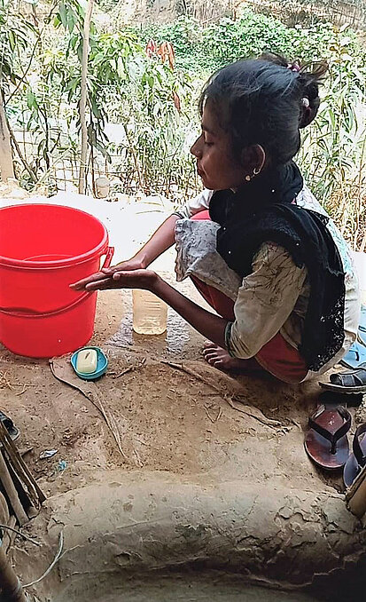 Kawsara (15) hat in den Plan Informationsveranstaltungen gelernt, wie sie sich und ihren kleinen Bruder besser vor einer Ansteckung schützen kann. ©Plan International/Keira Dempsey. Kawsara (15) hat in den Plan Informationsveranstaltungen gelernt, wie sie sich und ihren kleinen Bruder besser vor einer Ansteckung schützen kann. ©Plan International/Keira Dempsey.