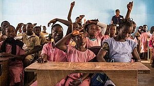 Schüler:innen nehmen an einer regelmäßig stattfinden Aufklärungsstunde zum Thema FGM teil. © Plan International /Johanna de Tessières Bild stammt aus einem ähnlichen Projekt in Guinea.