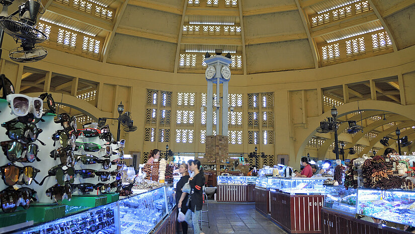Der Handel ist zurück in der von den Franzosen errichteten Markthalle Phsar Thmei. © Foto: Plan/Marc Tornow