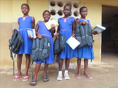 Mädchen posieren mit Schultaschen und Büchern