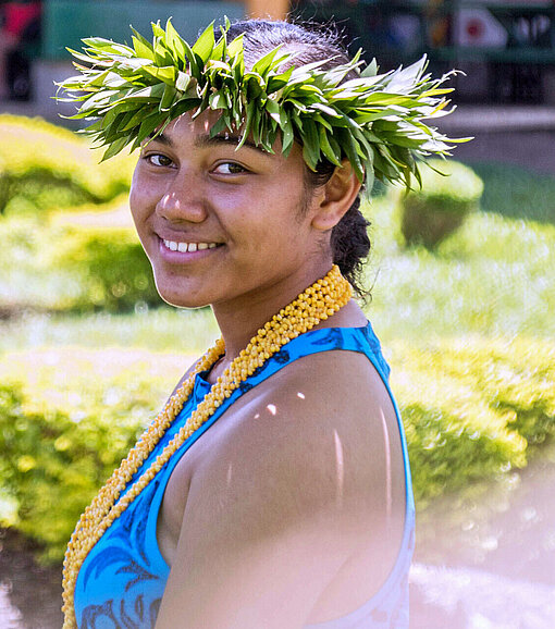 Junge Frau in Suva auf Fidschi Eine junge Südseefrau lächelt