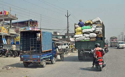 Lastwagen sind nahe der nepalesischen Industriestadt Biratnagar unterwegs Lastwagen sind nahe der nepalesischen Industriestadt Biratnagar unterwegs