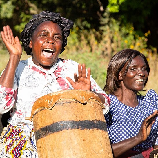 Zwei Trommelnde Frauen