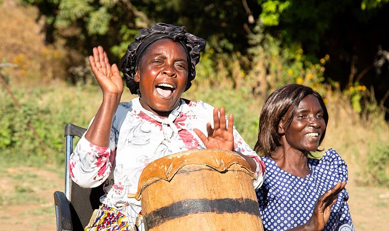 Zwei Trommelnde Frauen