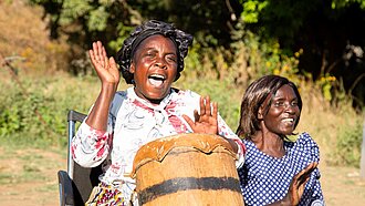 Zwei Trommelnde Frauen