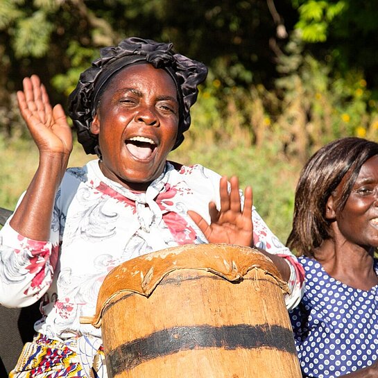 Zwei Trommelnde Frauen