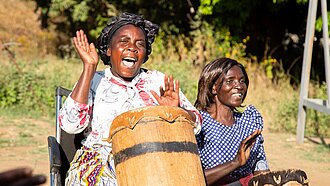 Zwei Trommelnde Frauen