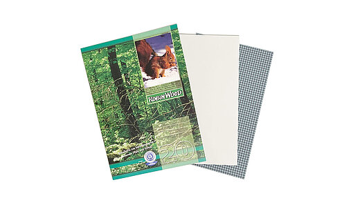 1 Heft, ein Blankoblatt und ein Bogen Löschpapier schauen daraus hervor.