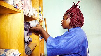 Bibata hat den Traum, ihre Werkstatt und ihr Unternehmen noch weiter auszubauen. © Plan International