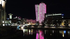 Der Uniqa-Tower ist nachts Pink erleuchtet.