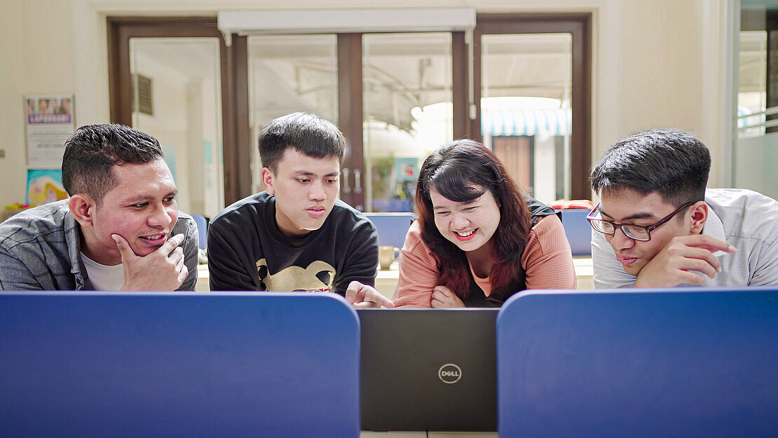 Goldi, Kevin, Ovi und Angga (v. l.) haben am Programm „Work in Tech“ in Indonesien teilgenommen Vier Jugendliche brüten über ein IT-Problem