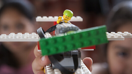 Lego Flugzeug im Vordergrund im Hintergrund verschwommen 2 Kinder