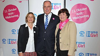 Maike Röttger, Dr. Werner Bauch und Christa Stewens bei der Vorstellung des neuen „Because I am a Girl“-Berichts im Bayrischen Landtag.