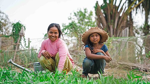 Len und Mutter Sokhun arbeiten auf dem Feld