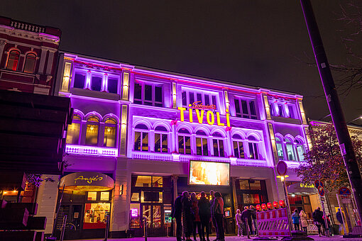Auch das Schmidt Theater am Spielbudenplatz im Hamburger Stadtteil St. Pauli war Teil der Beleuchtungsaktion Pink leuchtende Fassade des Schmidt Theaters in St. Pauli bei Nacht