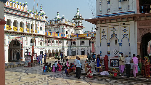 Der Janaki Mandir von Janakpur ist der Landwirtschaftsgöttin Sita geweiht. Menschen stehen im Schatten des Janaki Mandir.