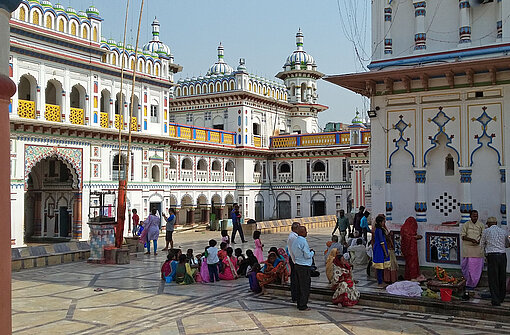 Ein weißes Gebäude ist mit bunten Ornamenten und Säulen geschmückt