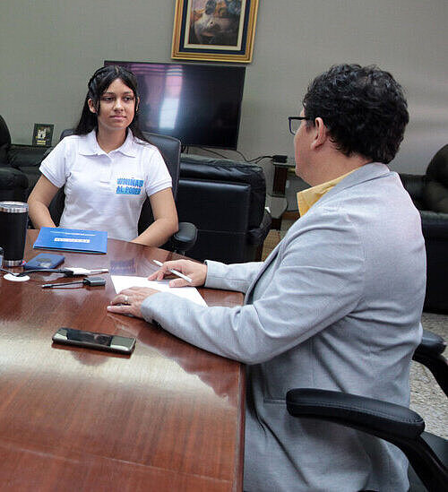 Yoselin mit Bildungsminister und Assistenz