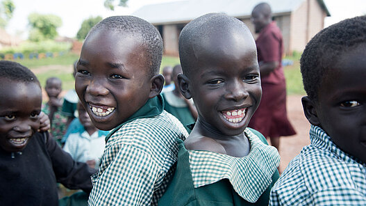 In Ruanda brechen viele Kinder die Schule frühzeitig ab. Wir möchten verhindern, dass Schülerinnen und Schüler sich zusammendrängen müssen. Wir sorgen dafür, dass sie sich gut auf den Unterricht konzentrieren können. © Plan International / Bild stammt aus einem ähnlichen Plan-Projekt in Uganda