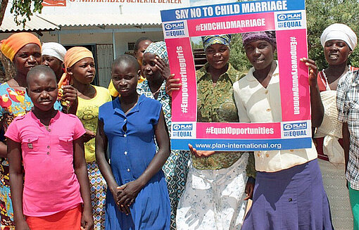 Jugendliche führen einen Aktionstag gegen Frühverheiratung durch