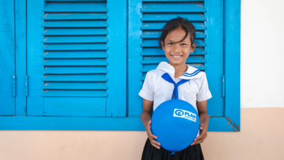 Mädchen mit blauen Plan Luftballon