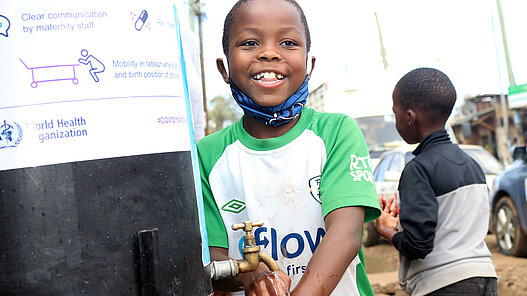 EMit einer Handwaschstation ermöglichen wir Gemeindemitgliedern, ihre Hände richtig zu waschen. © Plan International