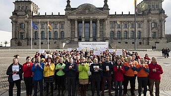Mehr als 20 deutsche Hilfsorganisationen protestieren vor dem Deutschen Bundestag für humanitären Zugang in Syrien. © Mike Auerbach