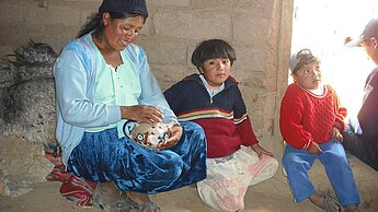 Die Mutter von Patenkind Zacarias und seine beiden Geschwister.