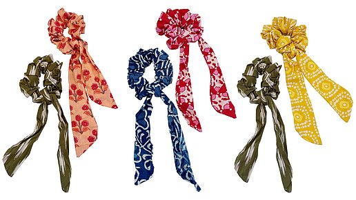 3 Farbbeispiele für das 2er Scrunchie Set. An dem mit Stoff ummantelten Gummi hängen zwei Schleifenenden.