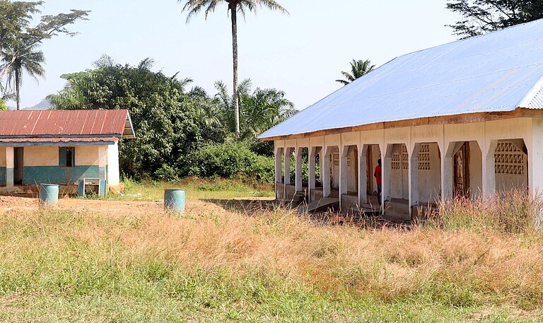 Im ländlichen Liberia in Lofa steht eine neu gebaute Schule